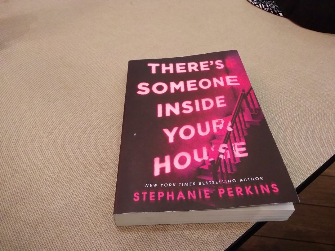 Review Buku Novel There's Someone Inside Your House